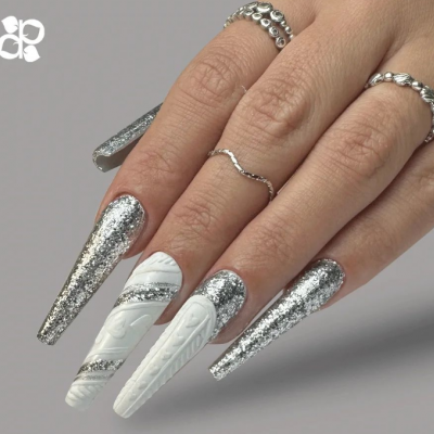 Unhas decoradas prateado e branco com anéis prateados