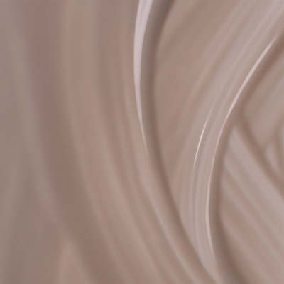 Líquido creme bege claro com textura suave e ondulada