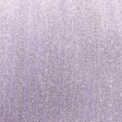 Superfície metálica brilhante lilás claro com textura granulada.