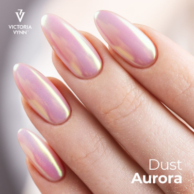 Unhas com verniz rosa perolado brilhante, texto Victoria Vynn e Dust Aurora