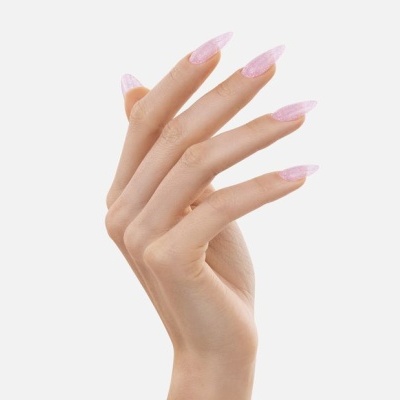 Mão feminina com unhas cor-de-rosa brilhante e textura