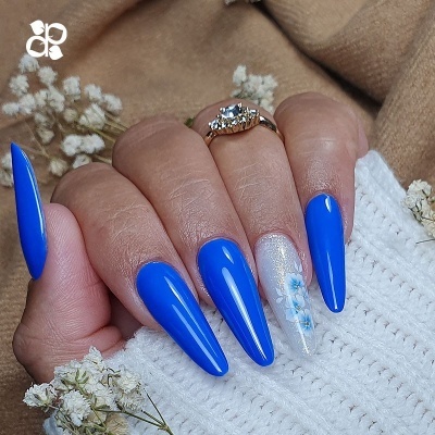 Unha manicure azul com decoração floral e anel dourado
