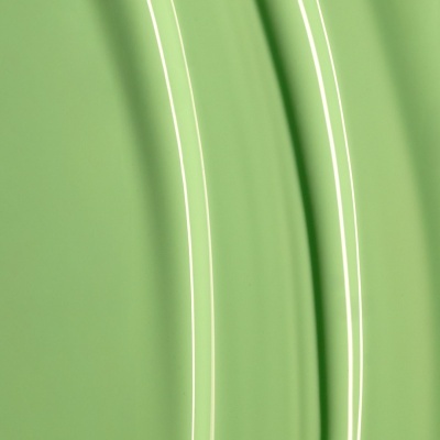 Superfície verde com linhas brancas paralelas curvas