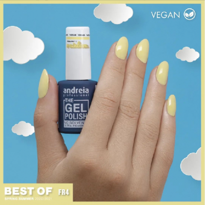 Mão com unhas amarelas segurando verniz gel azul escuro da Andreia Professional em fundo azul com nuvens