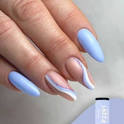 Unhas pintadas em tons de azul claro e nude com detalhes ondulados brancos e brilhantes roxos