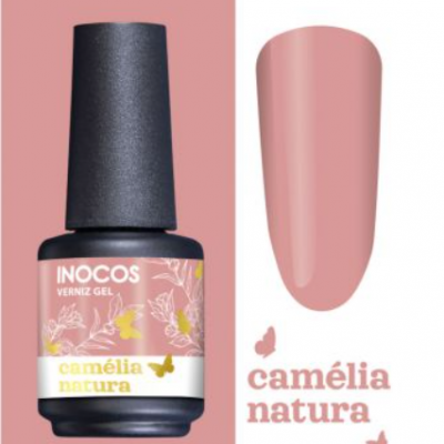 Frasco de verniz gel INOCOS cor camélia natura e amostra de cor em fundo rosa