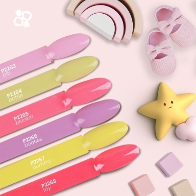 Prendedores coloridos rotulados com texto branco, brinquedos pastéis e sapatinhos cor-de-rosa