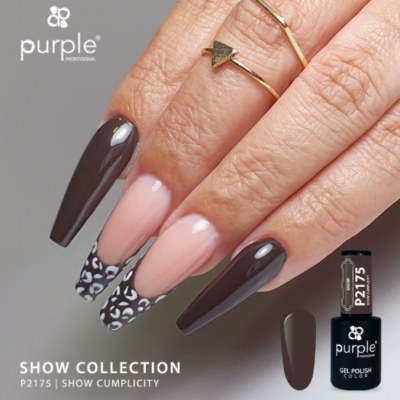 Mão com unhas decoradas em castanho escuro, rosa claro e padrão animal print, anéis dourados, frasco de verniz Purple Professional P2175.