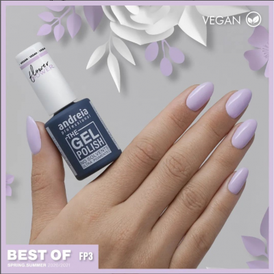 Mão com unhas violeta claro segurando verniz gel Andreia Professional azul escuro
