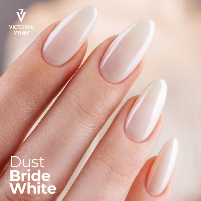 Mão com unhas pintadas em branco perolado