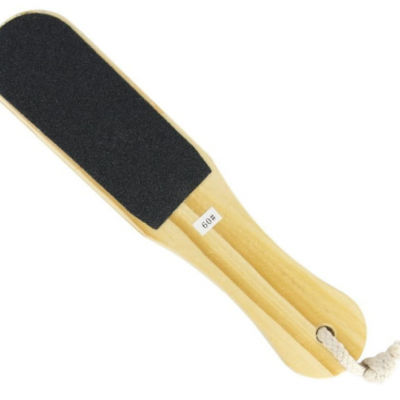 Lixa para pés com cabo de madeira clara e área preta texturada.