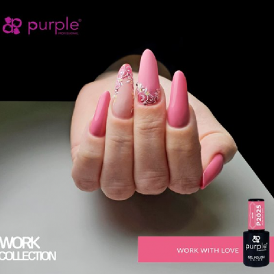 Unhas artificiais rosa com detalhes florais sob fundo preto e cinza