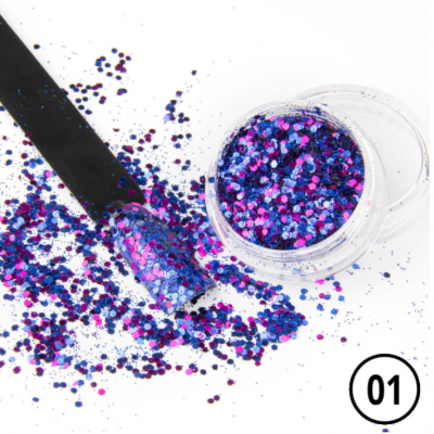 Pote de glitter azul, roxo e rosa para unhas com amostra aplicada num palito preto