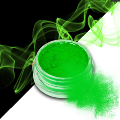 Pó pigmentado verde num recipiente redondo transparente com fumo verde