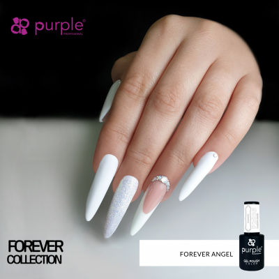 Mão com unhas decoradas e verniz gel da Purple, coleção Forever Angel, fundo escuro.