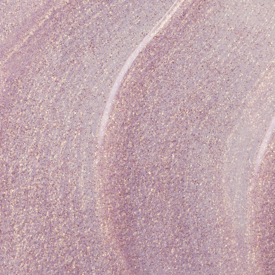Close-up de verniz com partículas brilhantes douradas em cor lilás claro