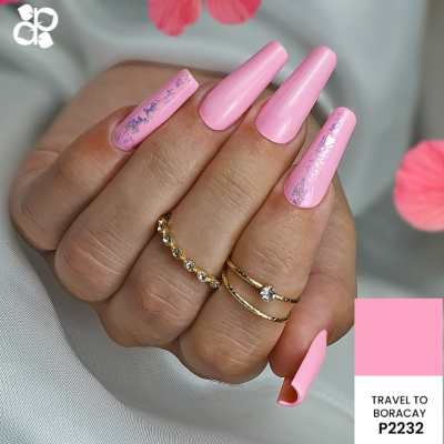unhas artificiais rosa claro com detalhes prateados e anéis dourados em fundo de tecido branco e pétalas cor-de-rosa