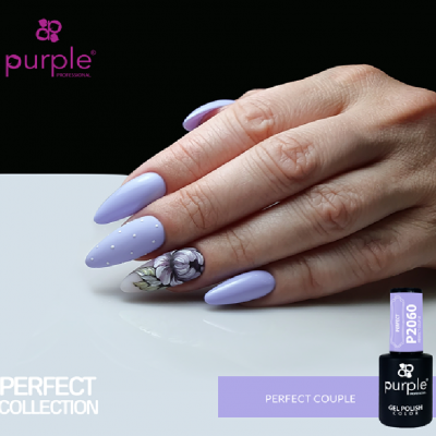 Mão feminina com unhas lilás e florais, frasco de verniz gel 'purple' e texto de coleção
