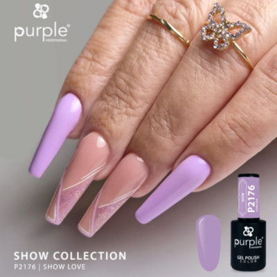 Unhas artificiais lilás e nude com detalhes em rosa glitter e branco, duas mãos com anéis, texto Purple Professional e verniz gel roxo P2176