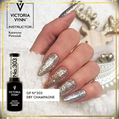 Mão com unhas pintadas de verniz gel com brilho dourado e prateado glitter e frasco do verniz