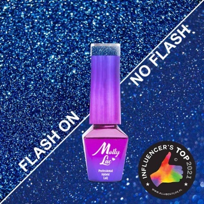 Frasco de verniz roxo em fundo glitter azul com texto FLASH ON/NO FLASH e selo INFLUENCER'S TOP 2021