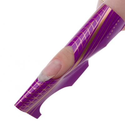 Forma para extensão de unhas roxa com padrões dourados numa mão