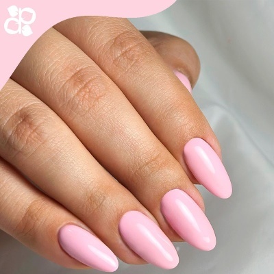 Unhas artificiais rosa claro almendradas em mão