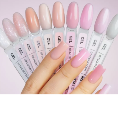 Amostras de verniz gel para unhas em tons nude e rosa seguradas por mão feminina