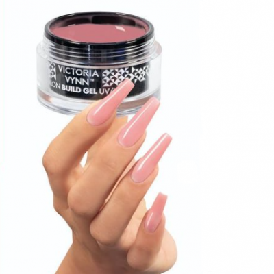 Pote de gel UV rosa para unhas da VICTORIA VYNN com mão exibindo unhas longas pintadas rosa