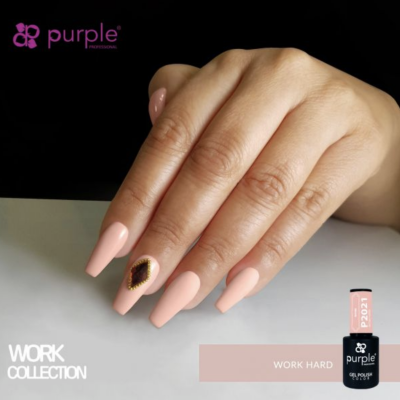 Mão com unhas rosa nude e detalhe dourado e preto produto verniz gel
