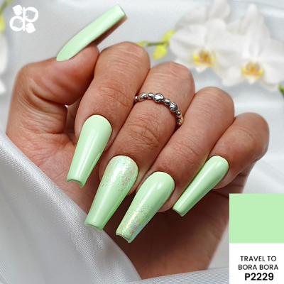 Unhas postiças verde claro brilhante com destaque em glitter