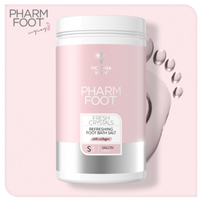 Envase rosa e branco de sal de banho para pés Fresh Crystals da Victoria Vynn, sobre fundo rosa com pegada e gotas prateadas