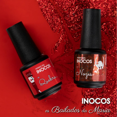 Dois frascos de verniz gel INOCOS vermelho e castanho-avermelhado sobre fundo vermelho com glitter