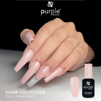 Mão com unhas postiças nude brilhante e uma unha com glitter prateado, gel polish Purple Professional.