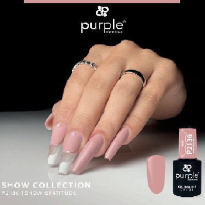 Mãos com unhas decoradas, anéis, verniz de unha e embalagem da coleção Purple