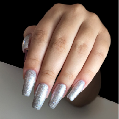 Mão com unhas artificiais prateadas