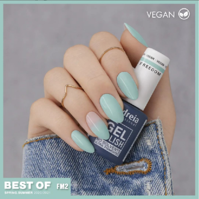 Mão com unhas azul celeste segurando frasco de verniz FREIA GEL Polish