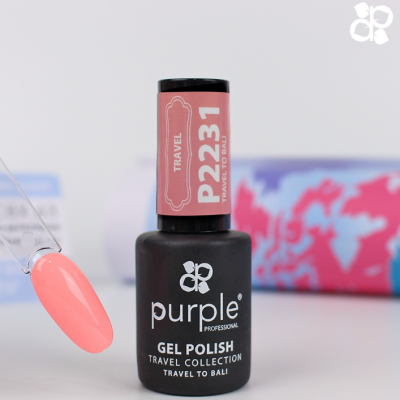 Verniz gel para unhas preto com rótulo rosa P2231 Travel to Bali e amostra cor rosa coral