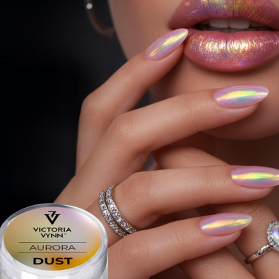 Frasco de pó para unhas Victoria Vynn Aurora Dust com mãos femininas de unhas holográficas e aneis prateados