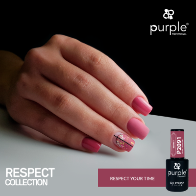 Unhas pintadas com verniz gel rosa da Purple Professional e unha decorada com flores e riscas douradas.