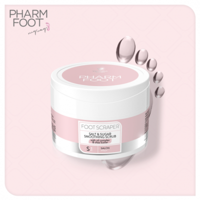 Frasco branco redondo de creme esfoliante Pharm Foot com rótulo rosa claro e gotas translúcidas ao fundo