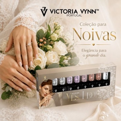 Caixa de vernizes em gel Victoria Vynn com mãos femininas com renda branca e flores brancas ao fundo.