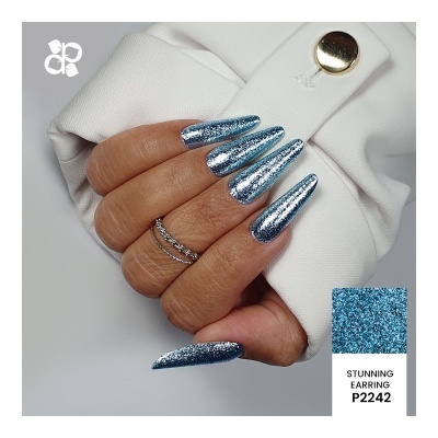 Unhas longas azuis metálicas num fundo branco com etiqueta P2242
