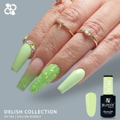 Unhas verdes com verniz gel e pedras decorativas, anéis dourados, embalagem de verniz gel preta com rótulo 'Purple'.