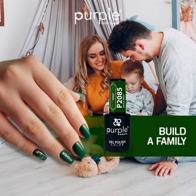 Frasco de verniz gel verde escuro com unhas pintadas e família ao fundo sentada no chão