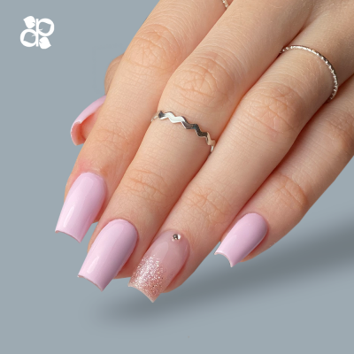 Mão feminina com unhas cor-de-rosa e anéis prata simples