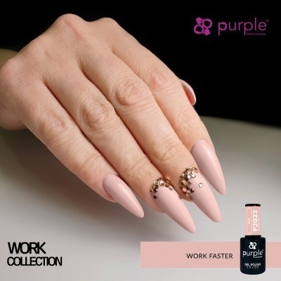 Mão feminina com unhas rosadas decoradas, frasco de verniz gel e texto da marca Purple Professional