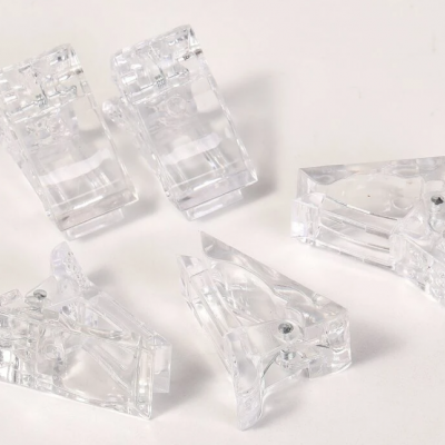 Cinco presilhas de cabelo transparentes em plástico sobre fundo branco