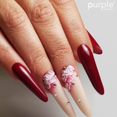 Unhas longas vermelhas e nude com decoração floral 3D e cristais