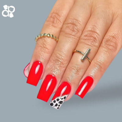 Unhas vermelhas longas com padrão branco e preto e anéis dourados